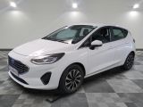 une voiture blanche garée sur un sol en damier dans un garage