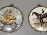deux photos encadrées représentant un homme à cheval et un bateau