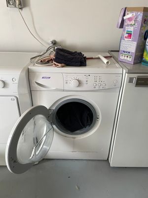 un lave-linge et un lave-vaisselle dans une cuisine