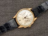 une image d'une montre-bracelet en or avec un bracelet en cuir noir