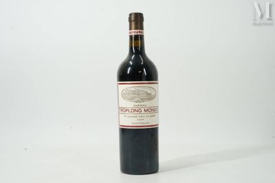 une bouteille de vin posée sur une table