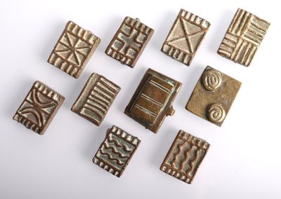 Afrique de l'Ouest, Akan. Ensemble de dix petits poids à pes…