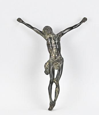 une image représentant la statue d'un homme sur une croix