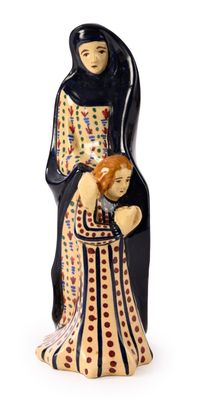 figurine d'une femme tenant un enfant dans ses bras