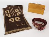 une écharpe, une ceinture et un portefeuille posés sur une table