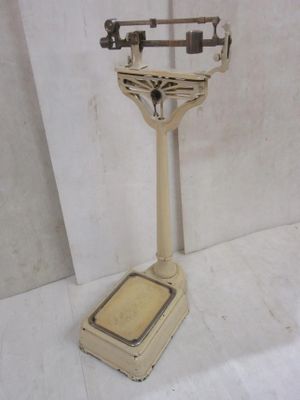 une balance posée sur une table