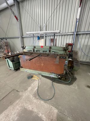 une machine qui se trouve dans un bâtiment où il y a beaucoup de bois