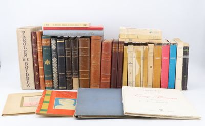 plusieurs livres sont empilés sur une table
