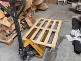 une grande pile de cartons et une palette dans un entrepôt