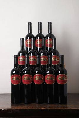 Des bouteilles de vin rouge sont posées sur une table devant un mur blanc.