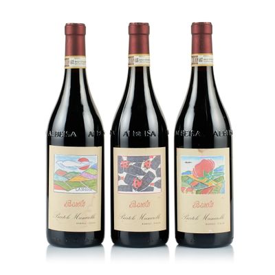 trois bouteilles de vin rouge posées l'une à côté de l'autre sur une surface blanche