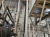 une grande machine installée à l'intérieur d'un bâtiment