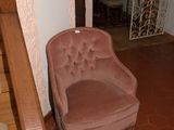 une chaise qui se trouve dans le coin d'une pièce