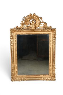 une image représentant un miroir à cadre doré posé sur un sol blanc