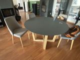 une table et des chaises dans une pièce avec un parquet