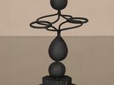 un objet métallique posé sur une table