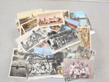 une pile de vieilles photos représentant des personnes et des animaux