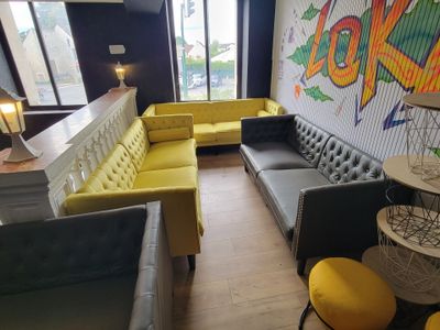 une pièce avec un canapé, des chaises et une table