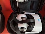 une valise contenant tout un tas d'appareils électroniques