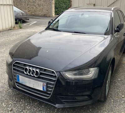 une Audi garée sur un parking à côté d'un immeuble