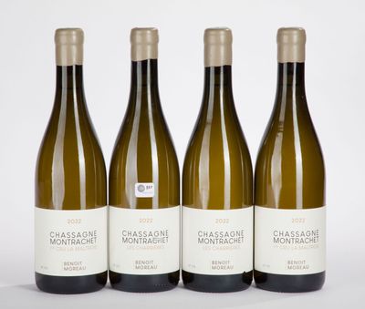 trois bouteilles de vin blanc posées les unes à côté des autres sur une table