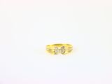 gros plan d'une bague en or sur une surface blanche
