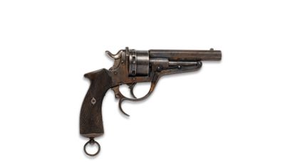 gros plan d'un revolver sur fond blanc