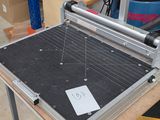 une image représentant une table sur laquelle est posé un panneau solaire