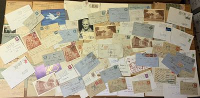 une valise remplie de vieilles cartes postales et de timbres