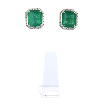 une image d'une paire de boucles d'oreilles en émeraude et diamant