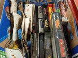 une boîte bleue remplie d'objets divers posée sur une table