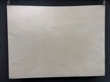 un gros plan sur une feuille de papier accrochée au mur