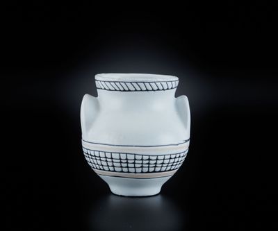 un vase blanc orné d'un motif noir et blanc