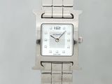une montre en argent avec un cadran blanc et un bracelet en argent
