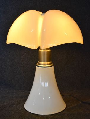 une lampe de table blanche avec un pied doré et un abat-jour blanc