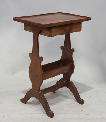 une vieille table d'appoint en bois avec une étagère dessus