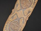 un gros plan d'un objet en bois posé sur une surface noire
