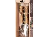 une boîte en bois contenant deux outils de jardinage