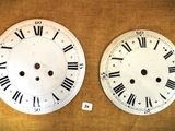 deux horloges, chacune comportant des chiffres romains