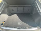 le coffre d'une voiture, dont le hayon est ouvert