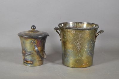 deux vases en argent posés l'un à côté de l'autre sur une table