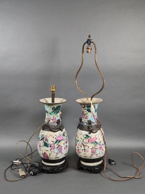 paire de lampes en forme de vases chinois ornées de motifs floraux sur fond gris