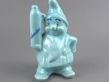une petite figurine bleue représentant un gnome tenant une bouteille