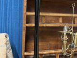 deux grands vases posés sur une étagère à côté d'une lampe