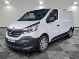 la camionnette blanche est garée sur un sol carrelé en damier