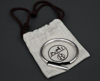 Hermès - Bracelet Frégate en argent 925 et cordon cuir noir.