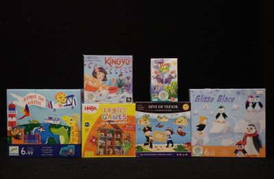 Plusieurs livres pour enfants sont alignés sur une surface noire