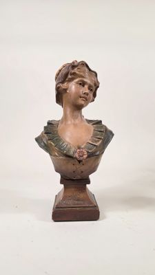 statue d'une femme en robe, posée sur un socle, avec un fond blanc