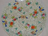 une image représentant une assiette décorative sur laquelle sont peints des fleurs et des oiseaux