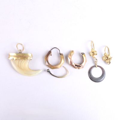 trois paires de boucles d'oreilles en or et en argent et une boucle d'oreille en forme de corne